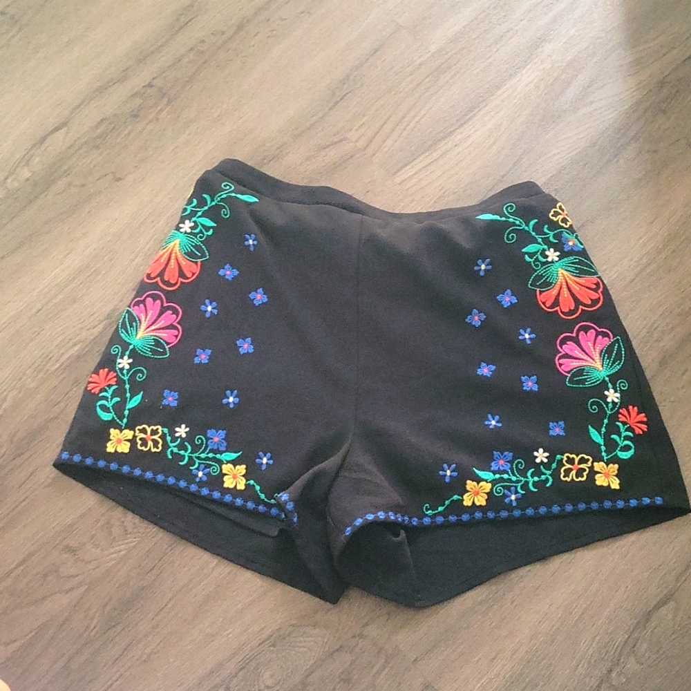 Embroider balck shorts